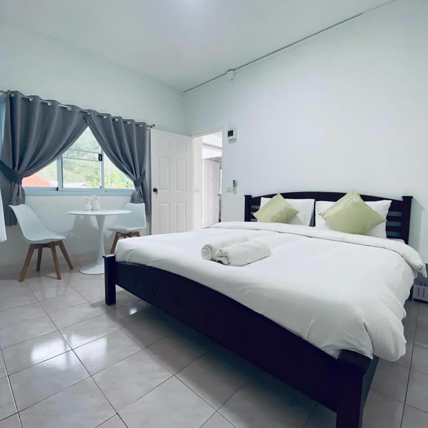 Elephant Sports Bar And Accommodation Phuket Bagian luar foto