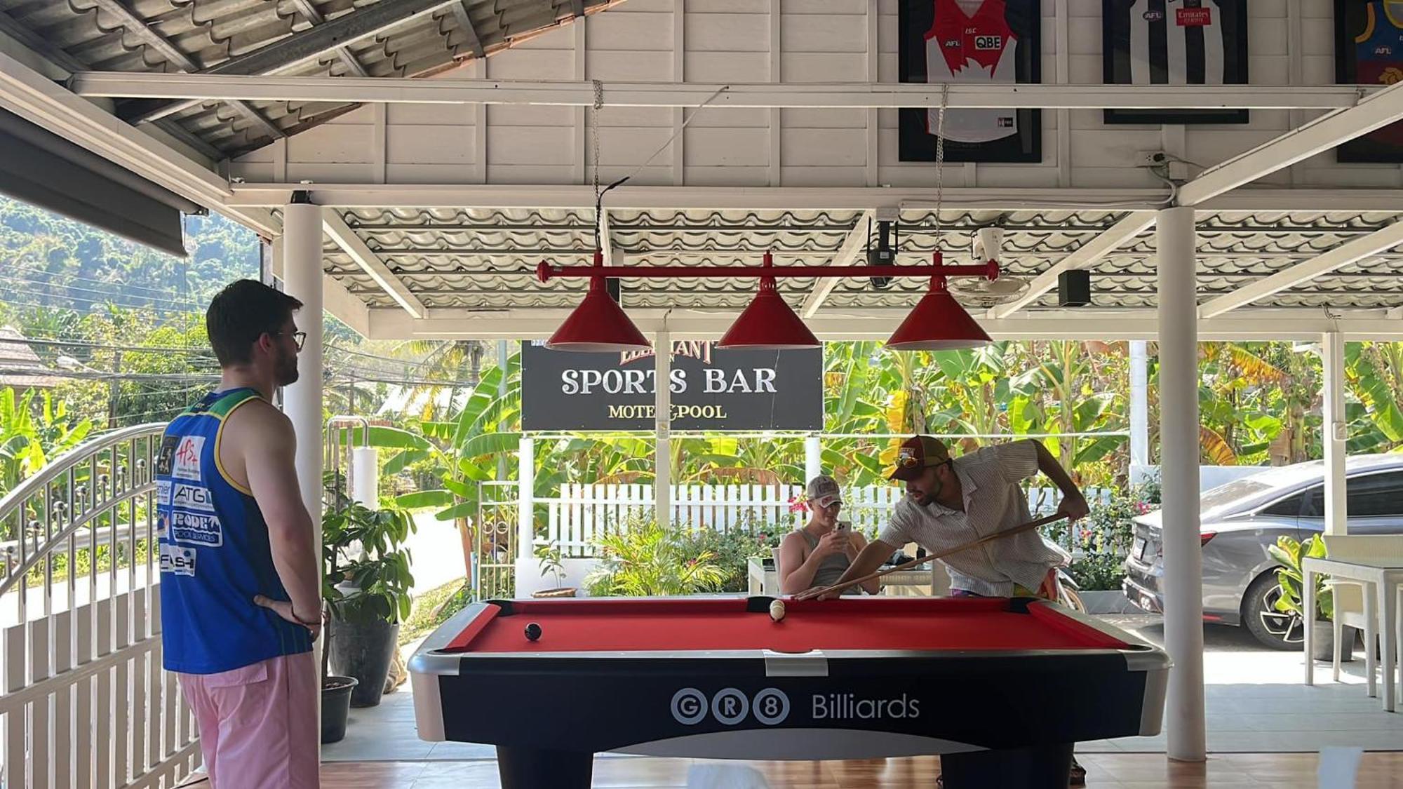 Elephant Sports Bar And Accommodation Phuket Bagian luar foto