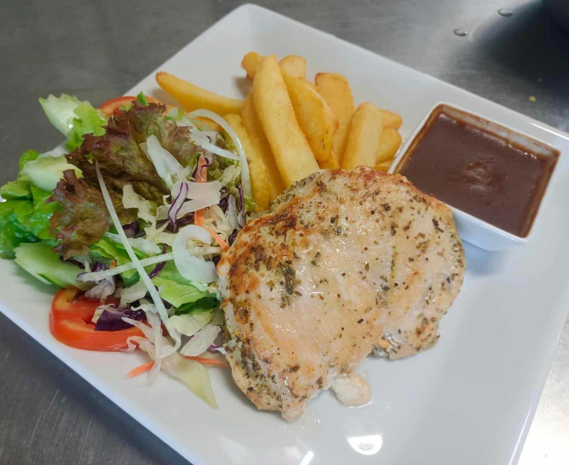 Elephant Sports Bar And Accommodation Phuket Bagian luar foto