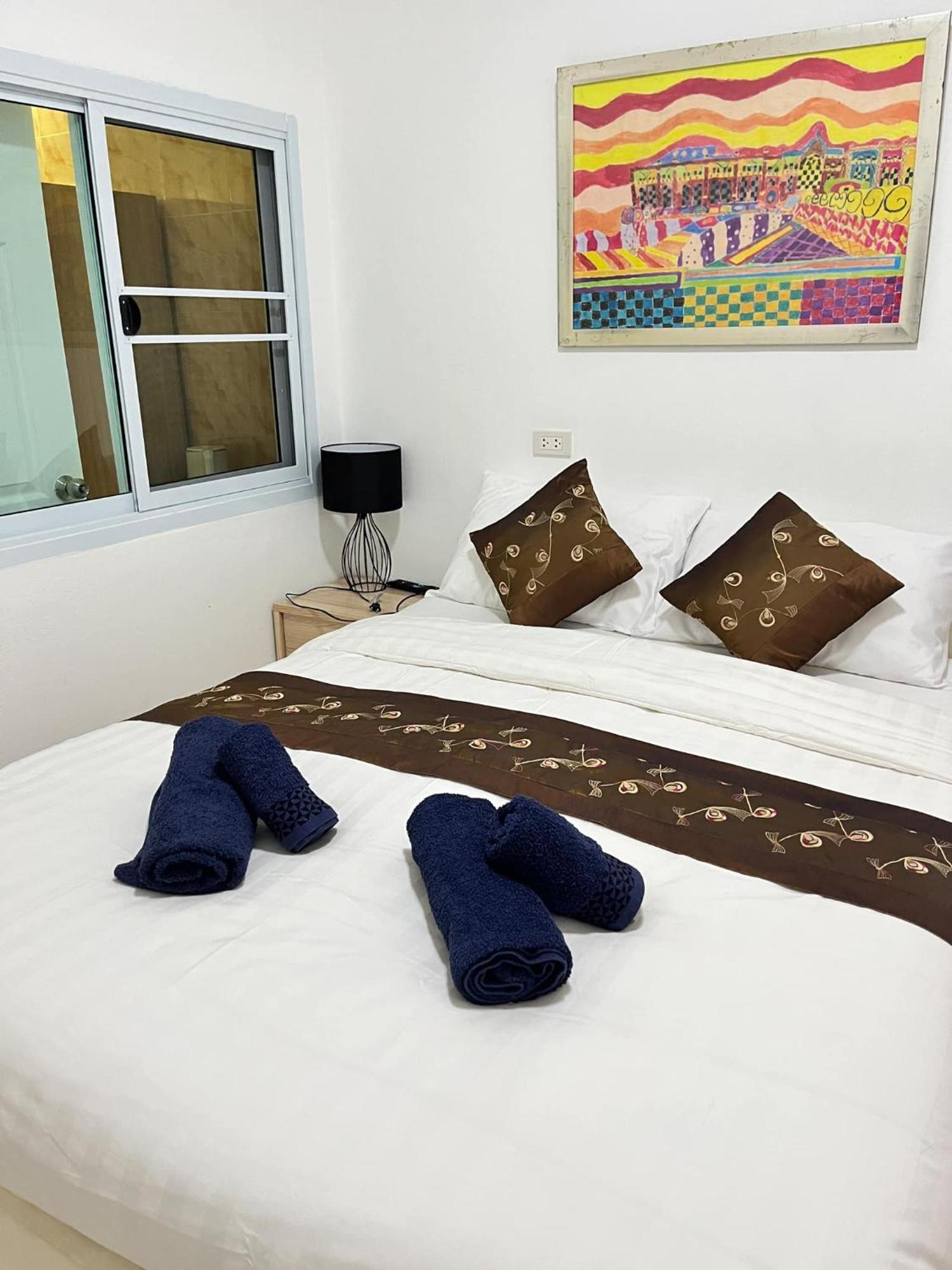 Elephant Sports Bar And Accommodation Phuket Bagian luar foto