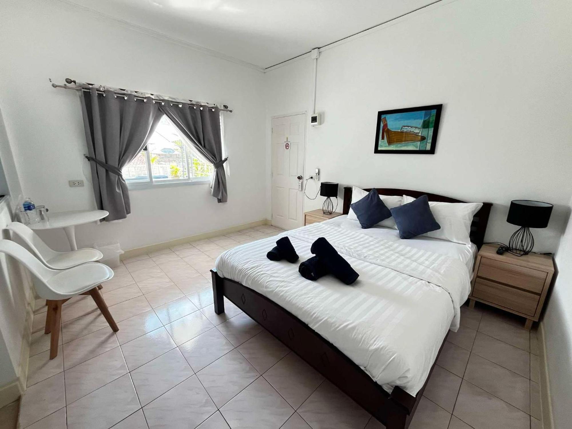 Elephant Sports Bar And Accommodation Phuket Bagian luar foto