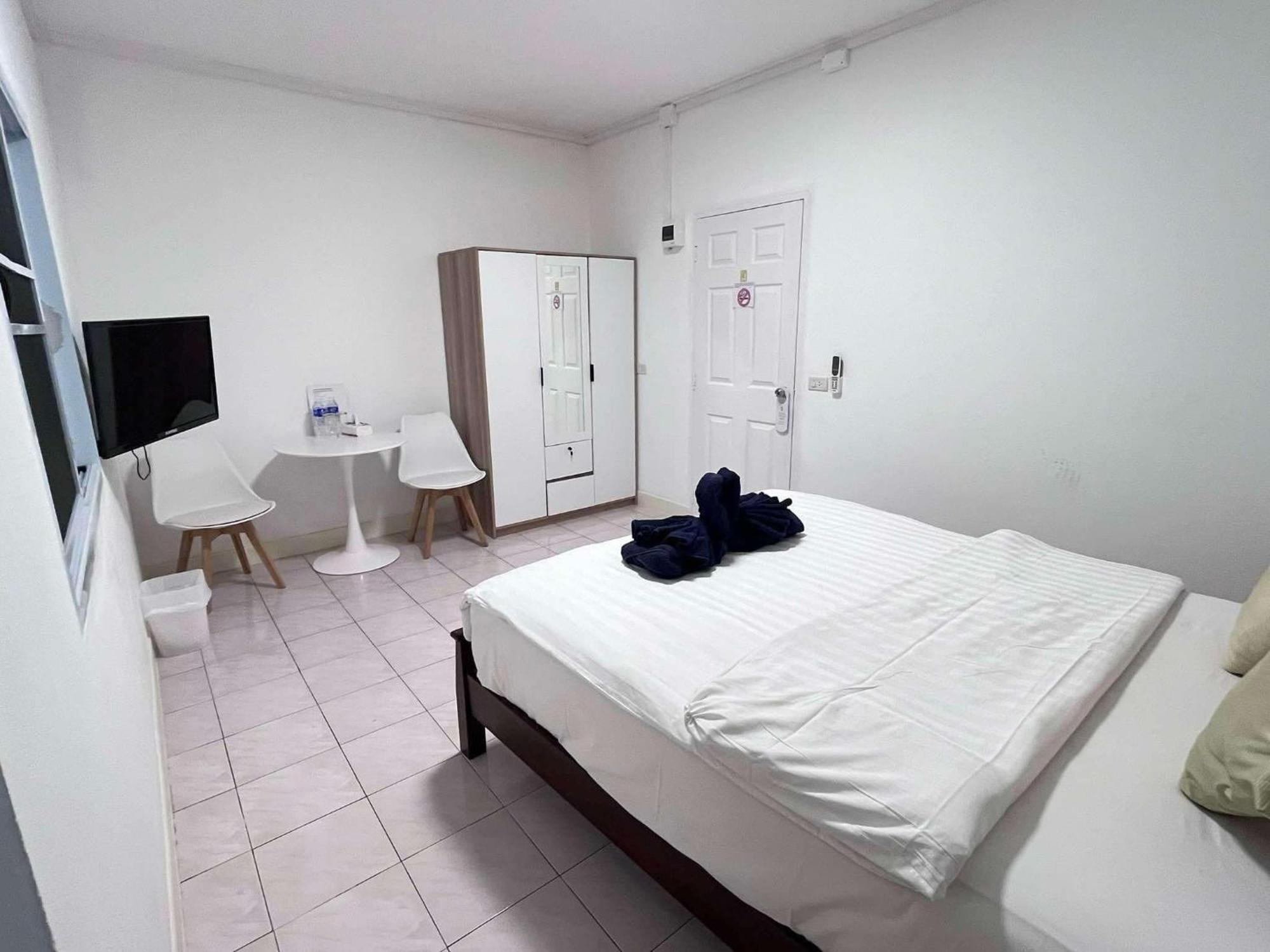 Elephant Sports Bar And Accommodation Phuket Bagian luar foto