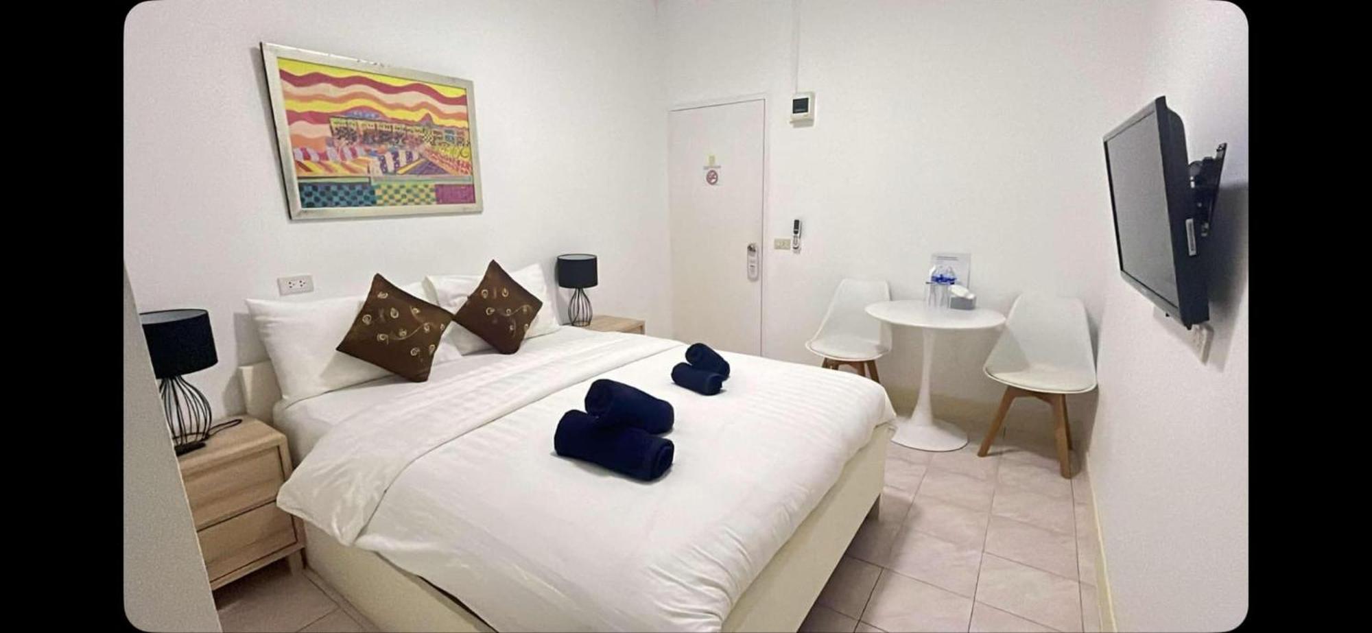 Elephant Sports Bar And Accommodation Phuket Bagian luar foto